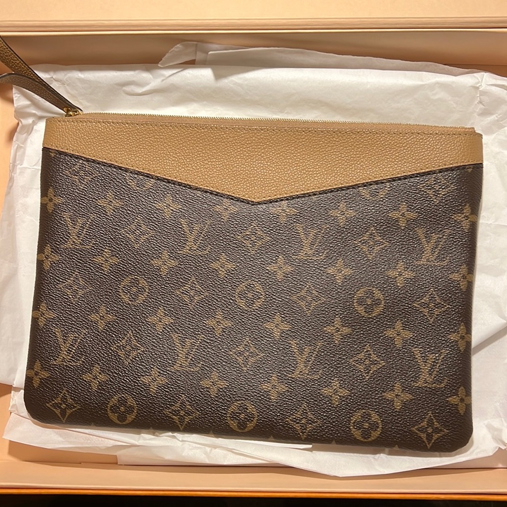 Louis Vuitton daily pouch